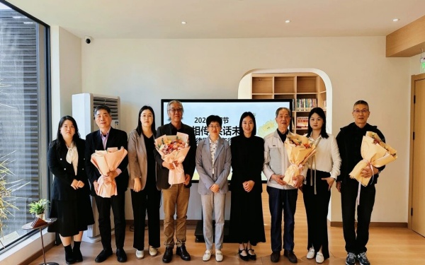 區律協 重陽 獻花.jpg